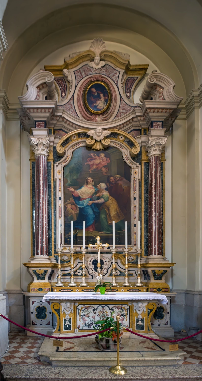 Altare della Visitazione con pala di Pietro Perotti (1712 - 1776) e ovale nel timpano, Basilica di San Giovanni Battista (Lonato del Garda)